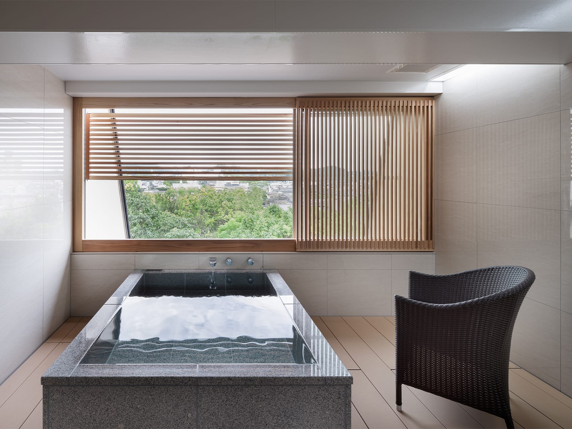 ワイド露天風呂ルーム付プレミアム70㎡和洋室: 内観イメージ1