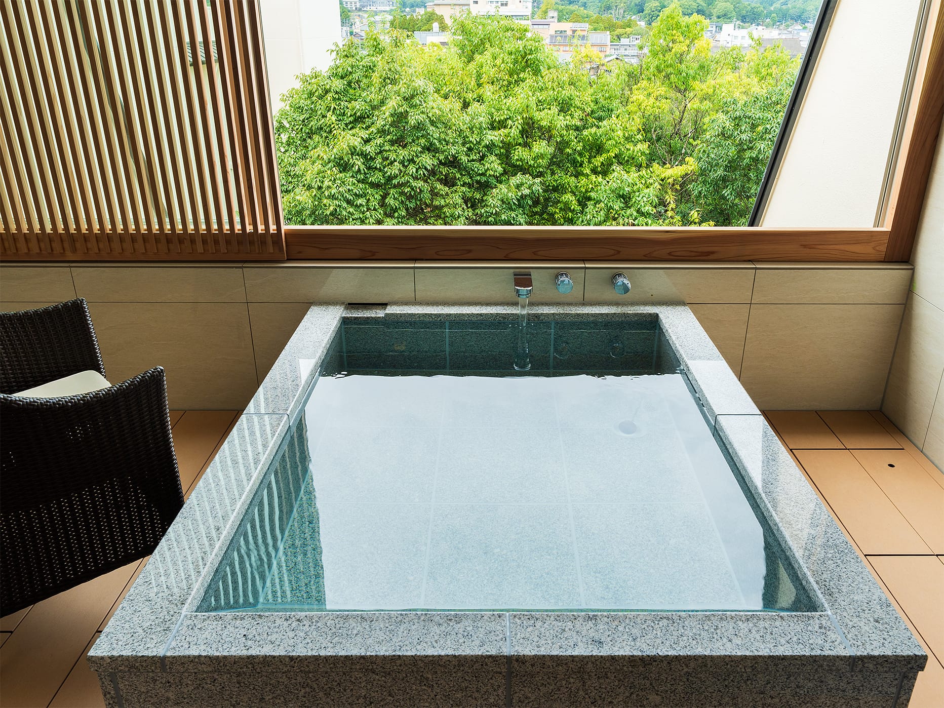 ワイド露天風呂ルーム付プレミアム70㎡和洋室: 内観イメージ2