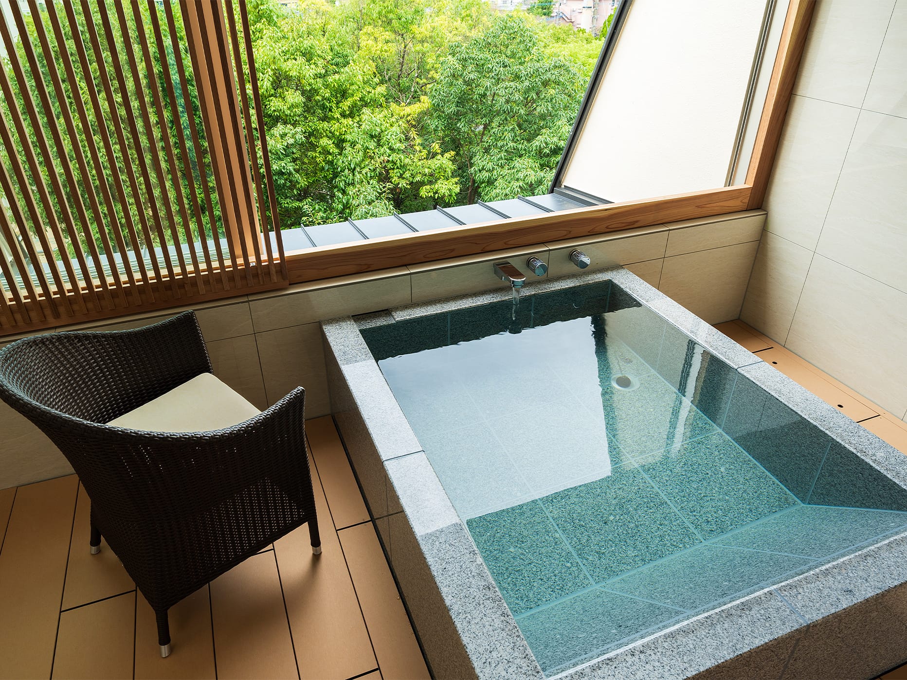 ワイド露天風呂ルーム付プレミアム70㎡和洋室: 内観イメージ3