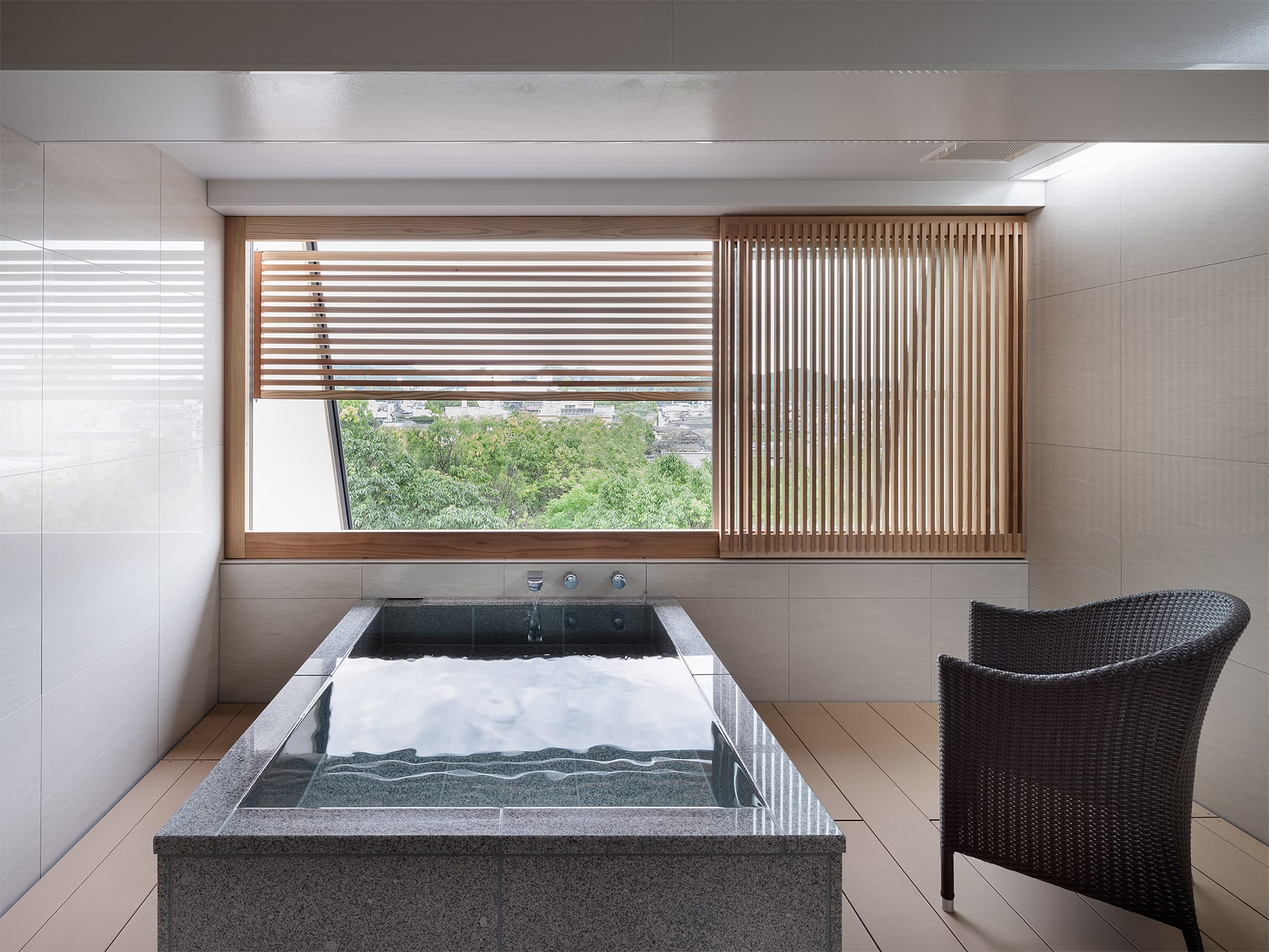 ワイド露天風呂ルーム付デラックス60㎡和洋室A: 内観イメージ1