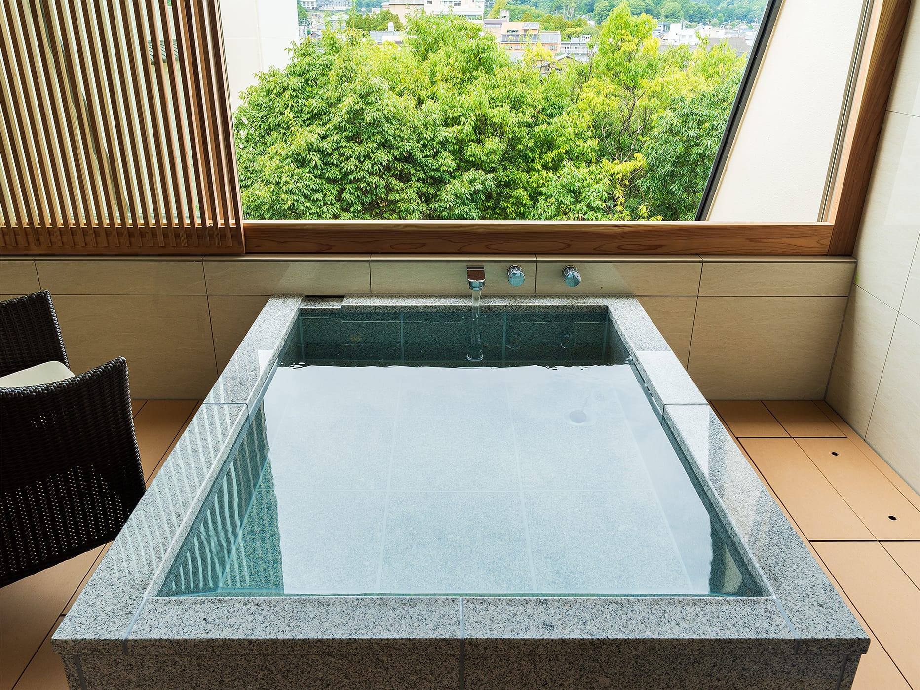 ワイド露天風呂ルーム付デラックス60㎡和洋室A: 内観イメージ2