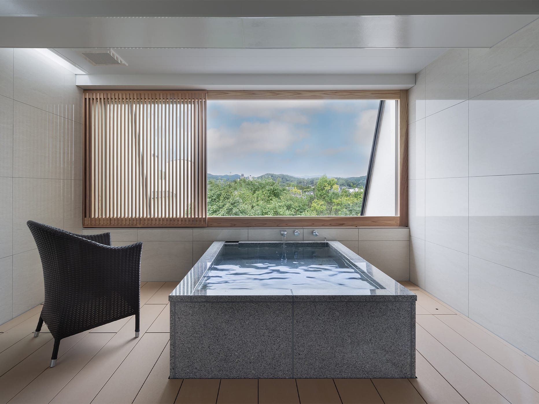 ワイド露天風呂ルーム付デラックス60㎡和洋室B: 内観イメージ1